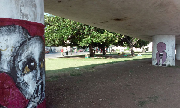 Graffitis-en-el-Puente-frente-al-Hospital-Armejeiras