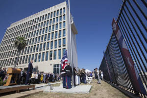 The flag goes up at the US embassy in Havana.  Photo: Ismael Francisco / cubadebate.cu