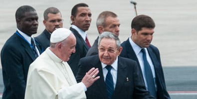 El papa Francisco y Raul Castro.