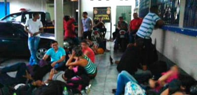 Cubans detained in Guatemala. Photo: http://www.laprensa.hn