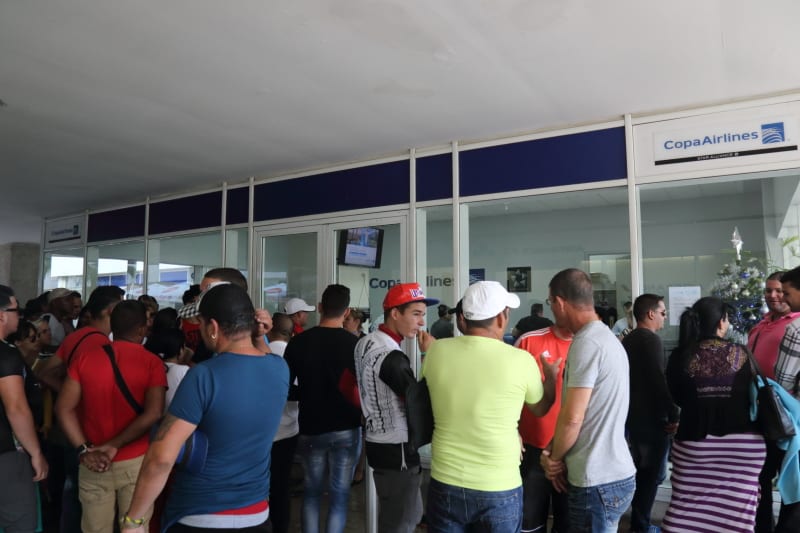 Cubans desperately looking for a refund from Copa Airlines. Foto: Juan Suárez