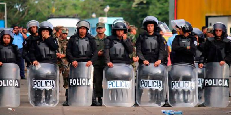 Nicaraguan police guarding against the entry of the Cubans.