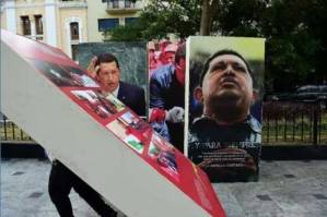 El retiro de la imagen del fallecido presidente venezolano Hugo Chávez trae de nuevo a la actualidad el debate sobre su legado. Foto: telesurtv.net