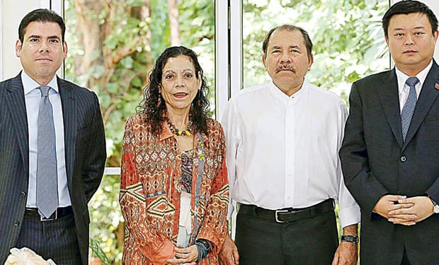 Daniel Ortega with his son Lauretano, wife Rosario Murillo and Wang Jing, who heads the canal consortium.
