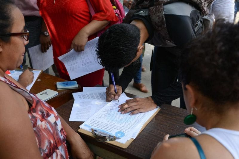 Students from the Central American University sign the rural population's initiative for repealing Law #840.
