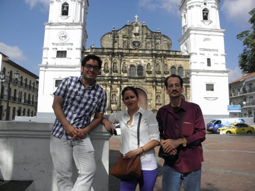 Frente a la catedral de la Ciudad de Panamá. 