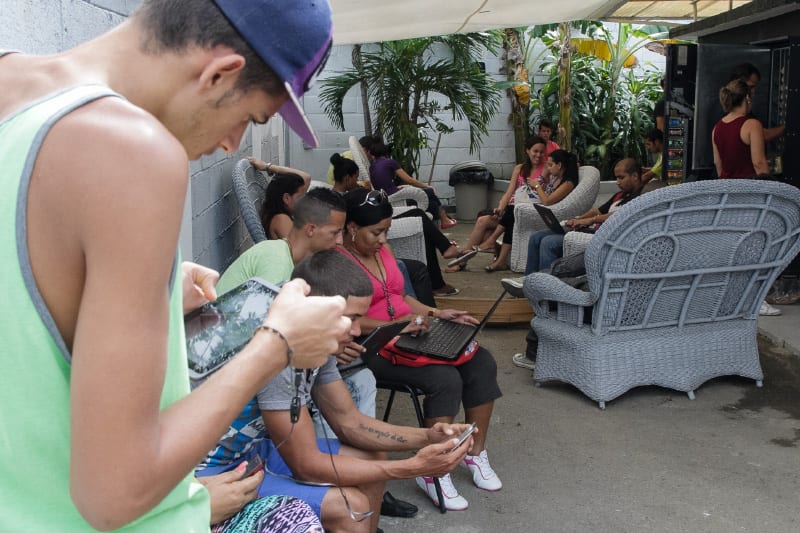 Kcho had opened a Wifi hotspot at his home in Havana, the only such authorized thus far. Now the project expands with the participation of Google.