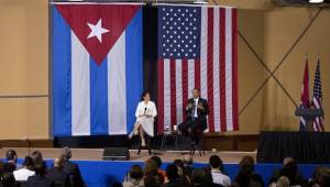 President Barack Obama, right, speaks during an event about entrepreneurship and opportunity for Cubans, with American broadcast journalist Soledad O'Brien at La Cerveceria in Havana, Cuba, Monday, March 21, 2016. Foto: Photo/Desmond Boylan/AP