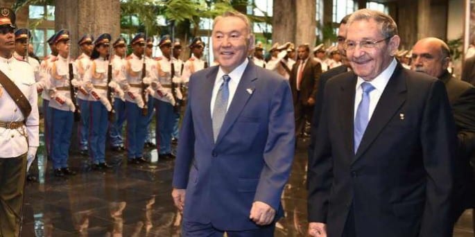 Raul Castro welcomes Kazakh President Nursultan Nazarbayev, in his first ever visit to Cuba.