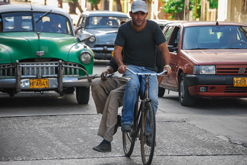 While other countries promote cycling, cycling paths were erradicated in Cuba leaving cyclists at the mercy of traffic. Photo: Raquel Perez Diaz