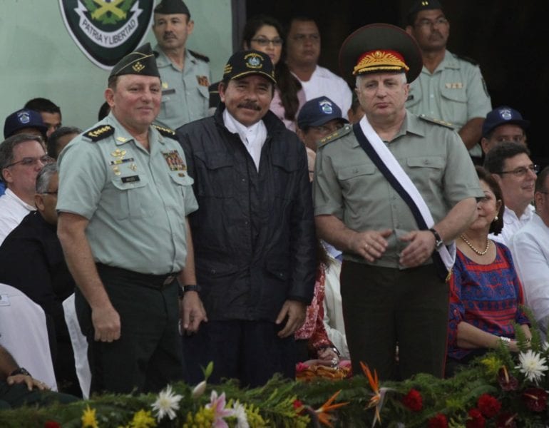 El jefe del Ejército de Nicaragua, Julio Cesar Aviles, en un acto público con Daniel Ortega y un militar ruso. Photo: confidencial