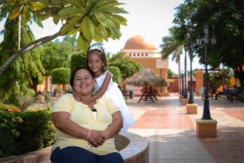 Nohemi, madre lesbiana, posa junto a su nieta en el parque central de Nagarote. Photo: Carlos Herrera/confidencial