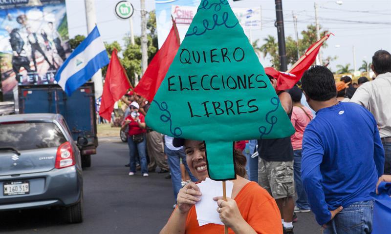 A woman protests in Managua against the Supreme Electoral Council Foto: Mario López/EFE 