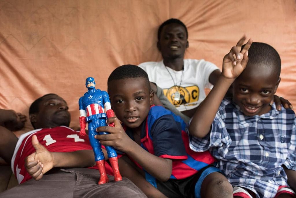Among the African and Haitian migrants there are also children  who have made the long journey. Photo: Ruben Lucia.