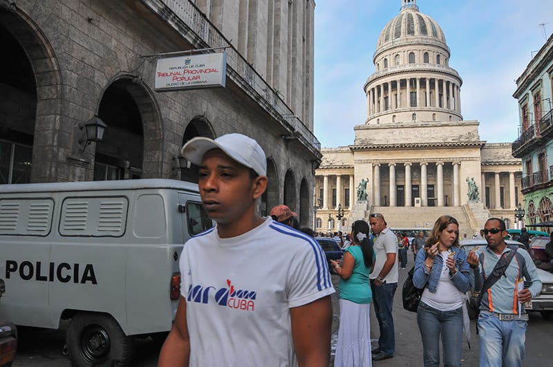 Outside the Havana Provincial Tribunal. Photo: Raquel Perez Diaz