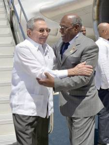 Raul Castro arriving to Margarita Island. He was met by Venezuela's Exectutive VP, Aristobulo Isturiz. Foto: Estidios Revolución