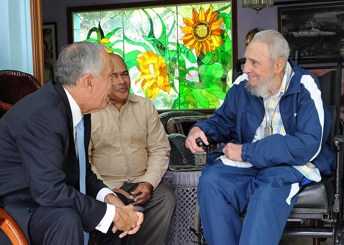 Fidel Castro con el presidente de Portugal, Marcelo Rebelo de Sousa. foto: Estudios Revolución