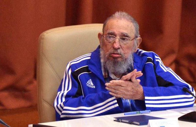 El líder de la Revolución cubana, Fidel Castro Ruz (I), asiste a la sesión final del 7mo. Congreso de la organización partidista, en el Palacio de las Convenciones, en La Habana, el 19 de abril de 2016. ACN FOTO/Omara GARCÍA MEDEROS/sdl