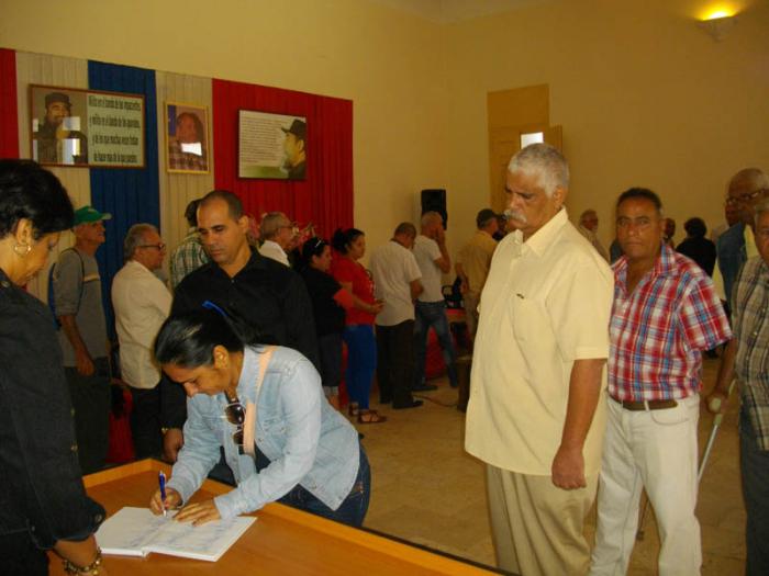 Signing the oath to Fidel's concept of revolution. Photo: granma.cu