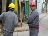 electricistas-cambiando-cables-en-la-calle-patria