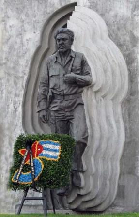 Holguin- memorial to Che