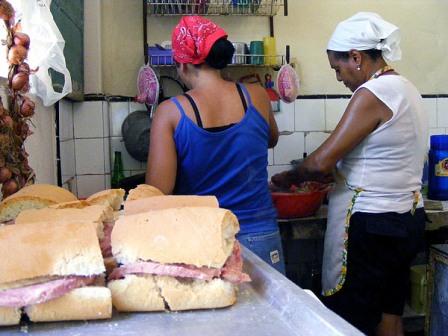 Ham sandwiches for sale.  Photo: Elio Delgado