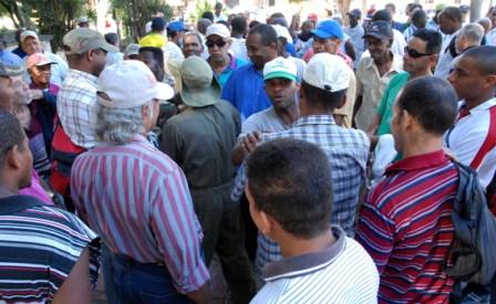 Cubans like to talk baseball and politics, but they lack information. Photo: Caridad