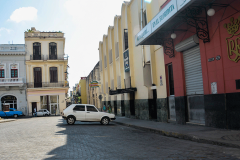 Entrada-a-la-calle-Obispo-y-fachada-del-legendario-Bar-Floridita-yailin-alfaro