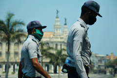 Polic-as-vigilan-las-calles-al-fondo-el-Gran-Teatro-de-La-Habana-Alicia-Alonso-yailina-alfaro