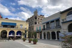 Plaza-Vieja-al-fondo-Hotel-Palacio-Cueto