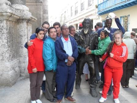  Tania’s Students with the Caballero de Paris, a legendary figure of the streets of Havana.