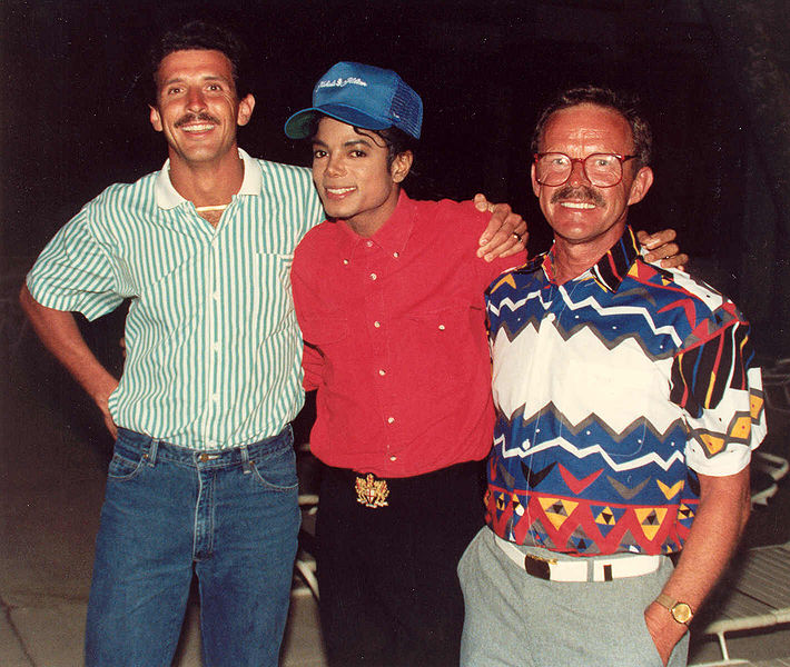 Michael Jackson and fans, photo: Alan Light