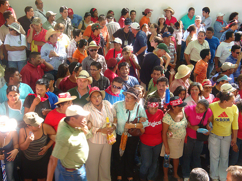 Hundreds of Hondurans gathered in front of Brazil's embassy in Tegucigalpa, photo:vredeseilanden