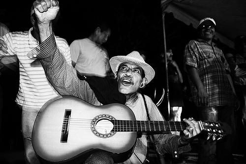 Singing for Zelaya's return to office.  Photo: Delmer Membreño
