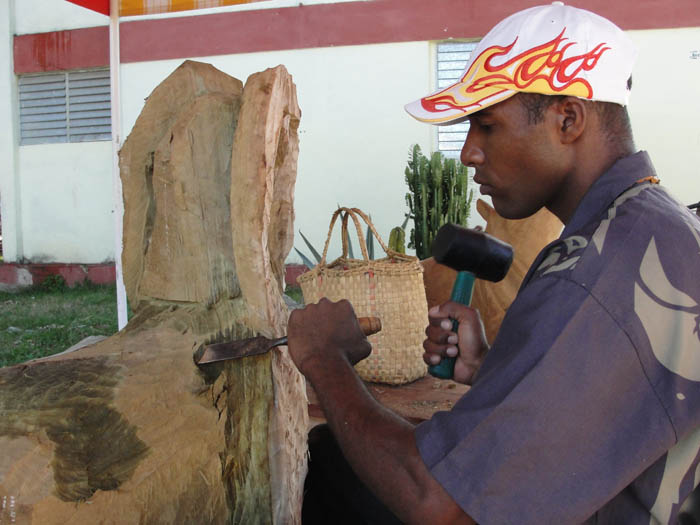 Artist at work. Photo: Elio Delgado