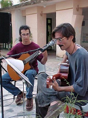 Jorge Garcia, right. Photo: centropablo.cult.cu/guitar/jorge.htm