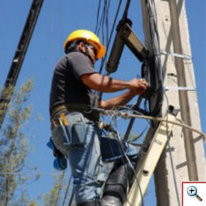 Telephone repair people hard at work. Photo: radioreloj.cu