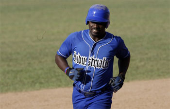 El cuadrangular de Stayler Hernández fue clave en el triunfo de Occidentales en el choque de Estrellas 2013. Foto: baseballdecuba.com