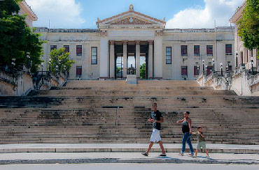 Alfredo Guevara didn't want his remains to rest in a cemetery, preferring to steps of the  University of Havana. Photo: Raquel Perez