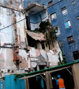 Collapsing building  on Zanja St. Photo: Caridad