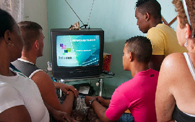 Cubans watching Telesur.  Photo: Raquel Perez