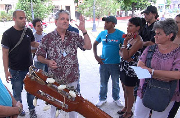 A high-ranking U.S. diplomat, disguised as an innocent tourist, approached participants at a gathering of Cuban Twitter users to offer his “friendship”. Photo: Raquel Perez