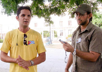 Harold (l) was happily welcomed by the participants of Twitthab. The battle for reclaiming LJC’s Internet connection is part of the war fought by the entire blogosphere. Photo: Raquel Perez