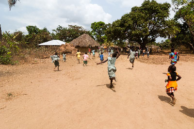 Children running at the entrance of the community of Mokpangumba 2/2013.