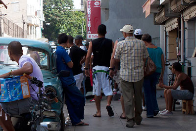 Cuban State stores are always surrounded by a group of individuals offering customers products hoarded the day before. (Photo: Raquel Perez)