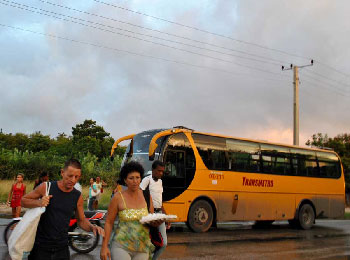 Crossing the Villa Blanca Highway.  Photo: Caridad