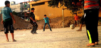 Street soccer in Kan Younis. Photo: Abdallah Abulaban