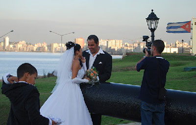 The number of marriages in Cuba dropped fourfold between 1992 and 2012 (Photo: Raquel Perez).