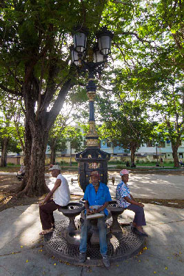 Grandparents in the park.  Photo: Juan Suarez