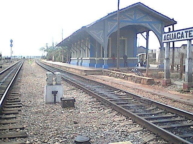 Entrada a Aguacate por el Ferrocarril